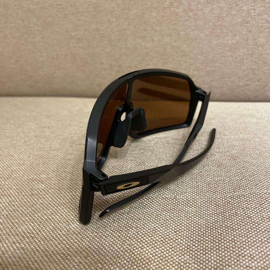 Oakley サングラス ブラックフレーム ゴールドレンズ