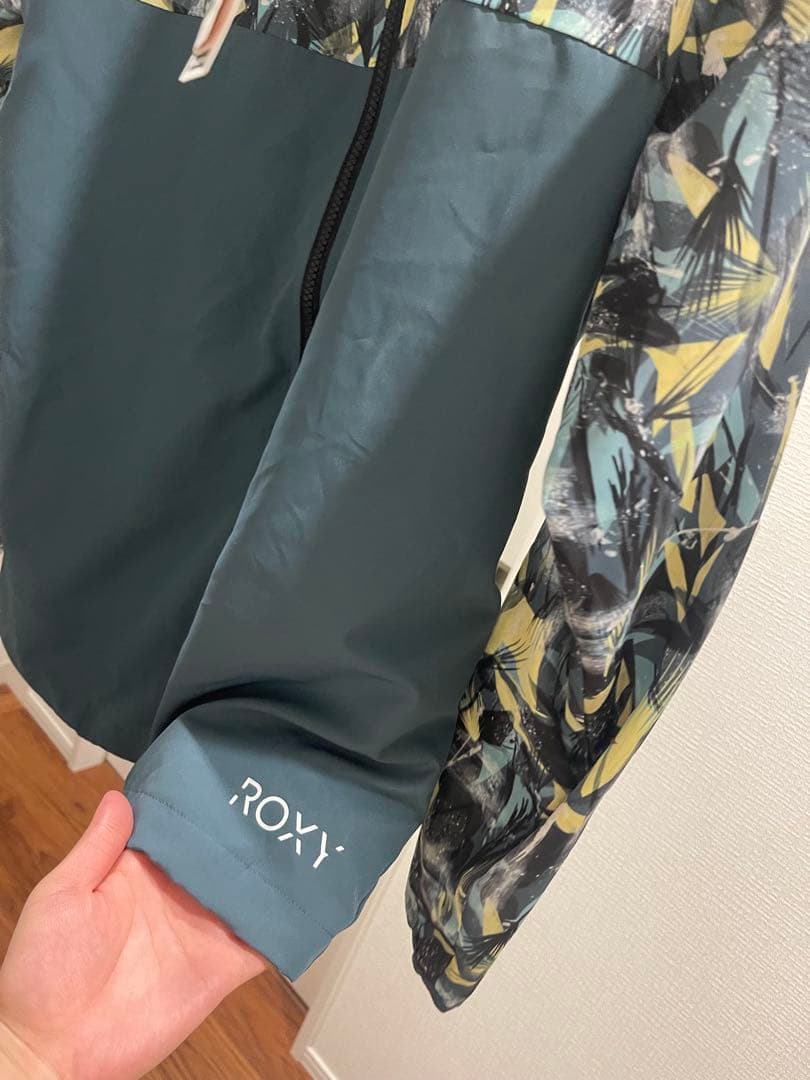 早い者勝ち！ROXY フード付きウィンドブレーカー 多色　タグ付き未使用新品