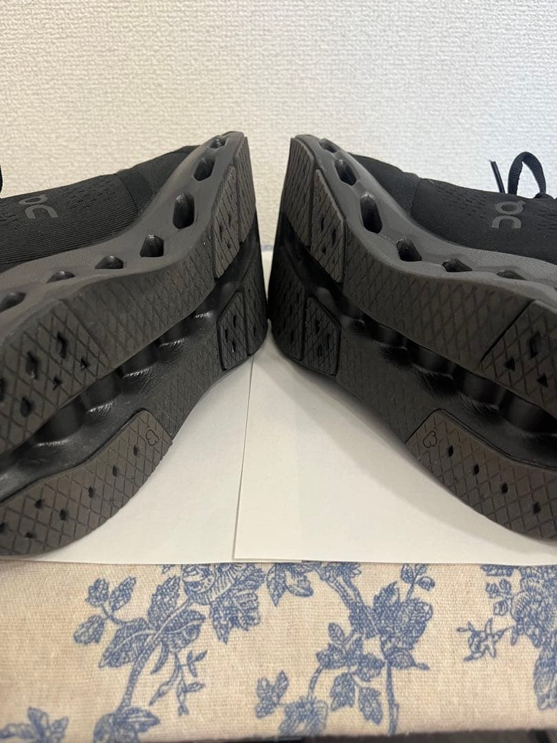 ON CLOUDSURFER (26cm) ランニングシューズ