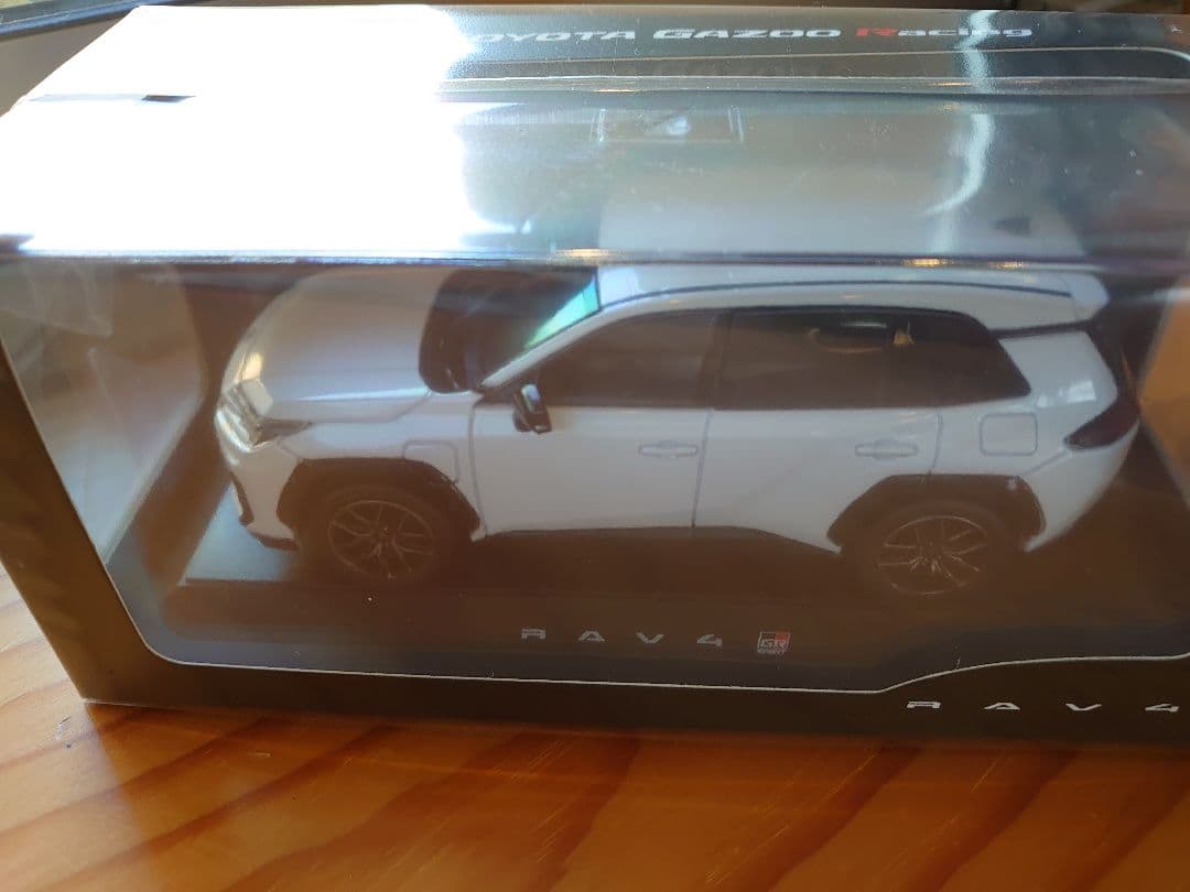 【2台】新型RAV4 GRスポーツ ホワイト／ブラックレッド　／　カラーサンプル
