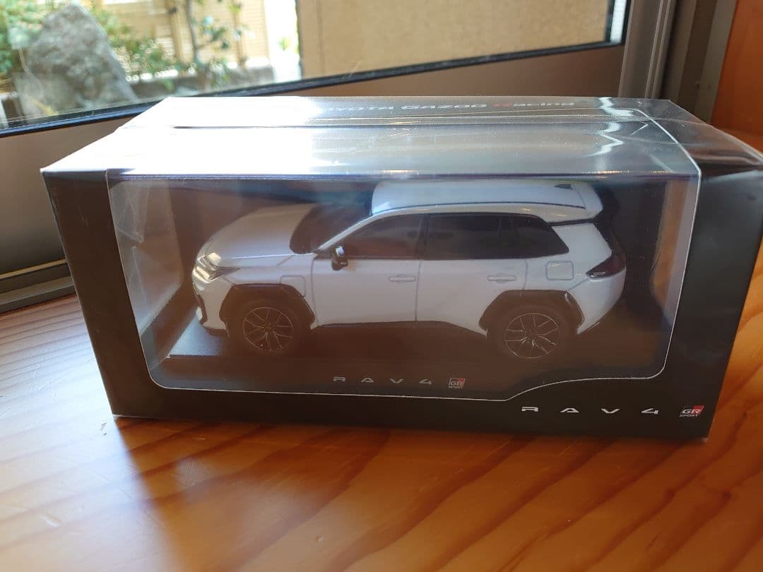 【2台】新型RAV4 GRスポーツ ホワイト／ブラックレッド　／　カラーサンプル
