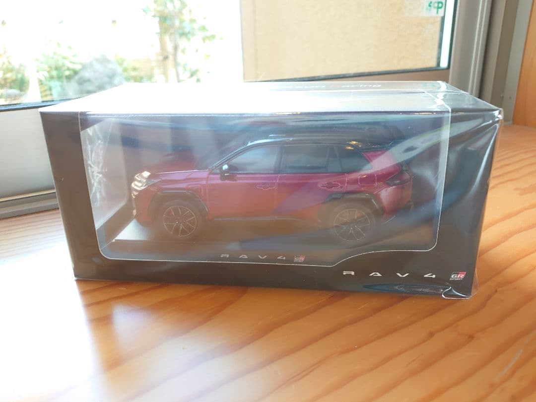【2台】新型RAV4 GRスポーツ ホワイト／ブラックレッド　／　カラーサンプル