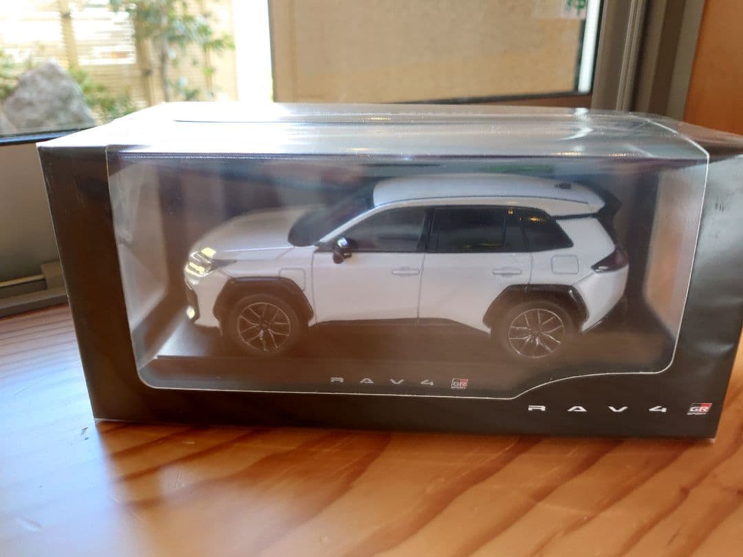 【2台】新型RAV4 GRスポーツ ホワイト／ブラックレッド　／　カラーサンプル