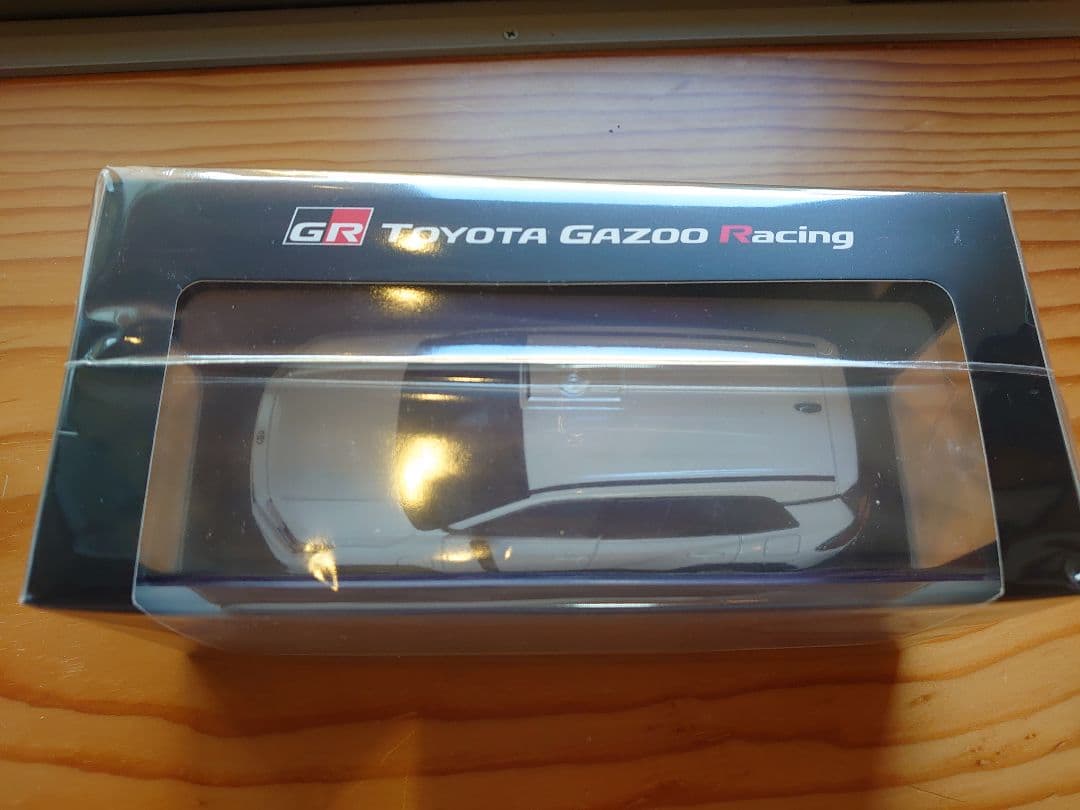 【2台】新型RAV4 GRスポーツ ホワイト／ブラックレッド　／　カラーサンプル