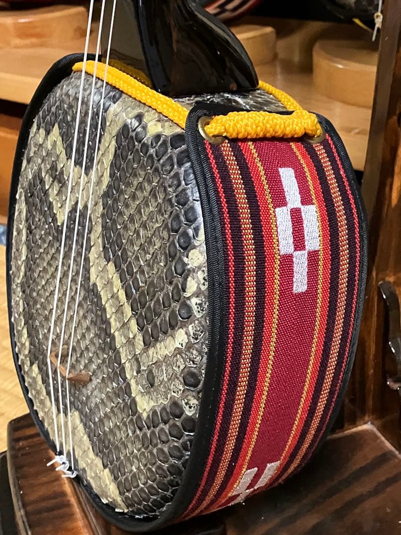 沖縄三線フィリピンエーマ￼(上質カミゲン黒木)与那城型本皮一枚張りスンチ塗の出品