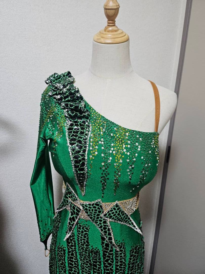 社交ダンス　ラテンドレス　緑