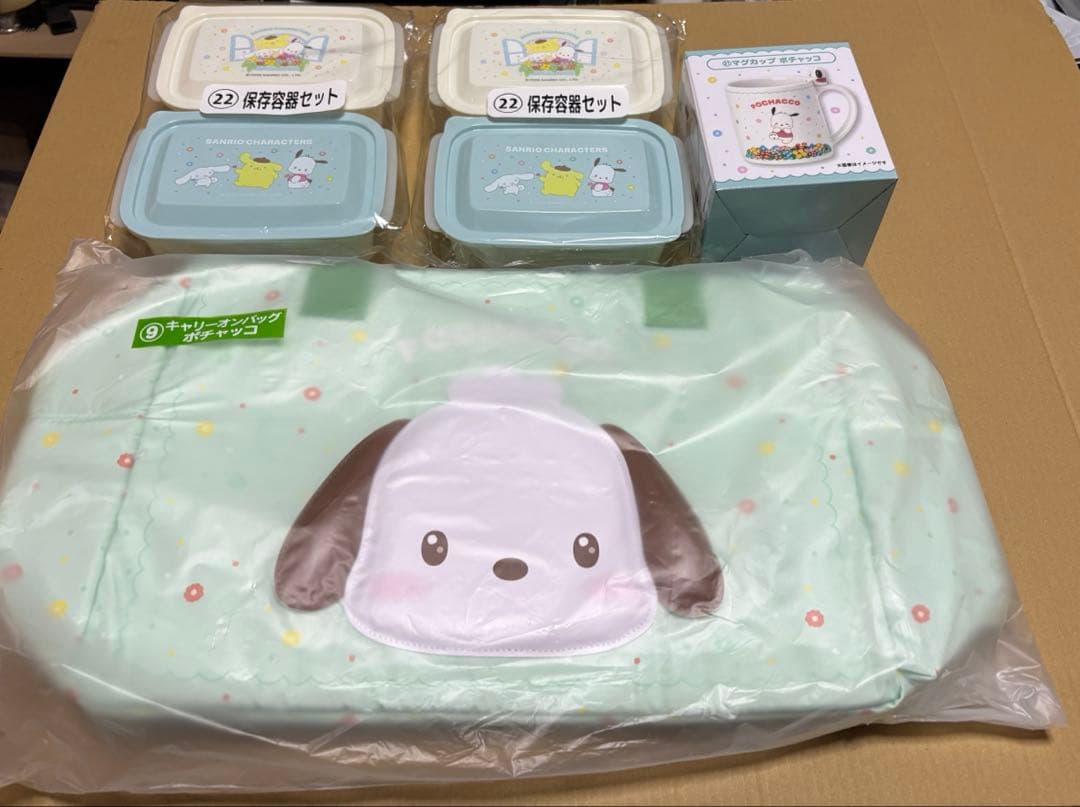 サンリオキャラクターズ　キャリーオーバーバッグ　マグカップ　保存容器2セット