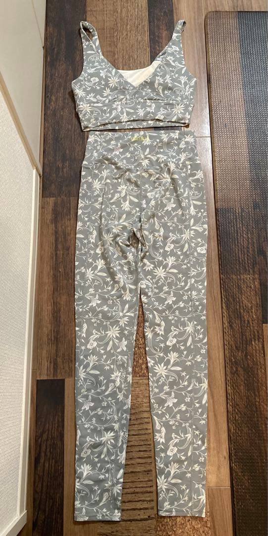 新品　emmi yogaエミヨガ　ヨガウェア　ラくすみグリーングレー　サイズ0S