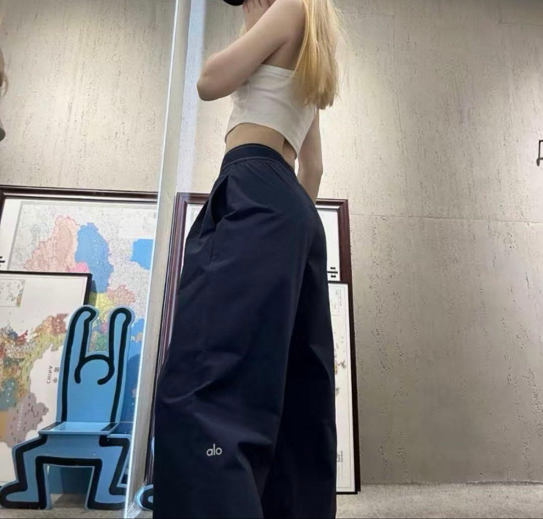 Alo Yoga（アロヨガ） パンツ ボトムス トラウザー ネイビー サイズS