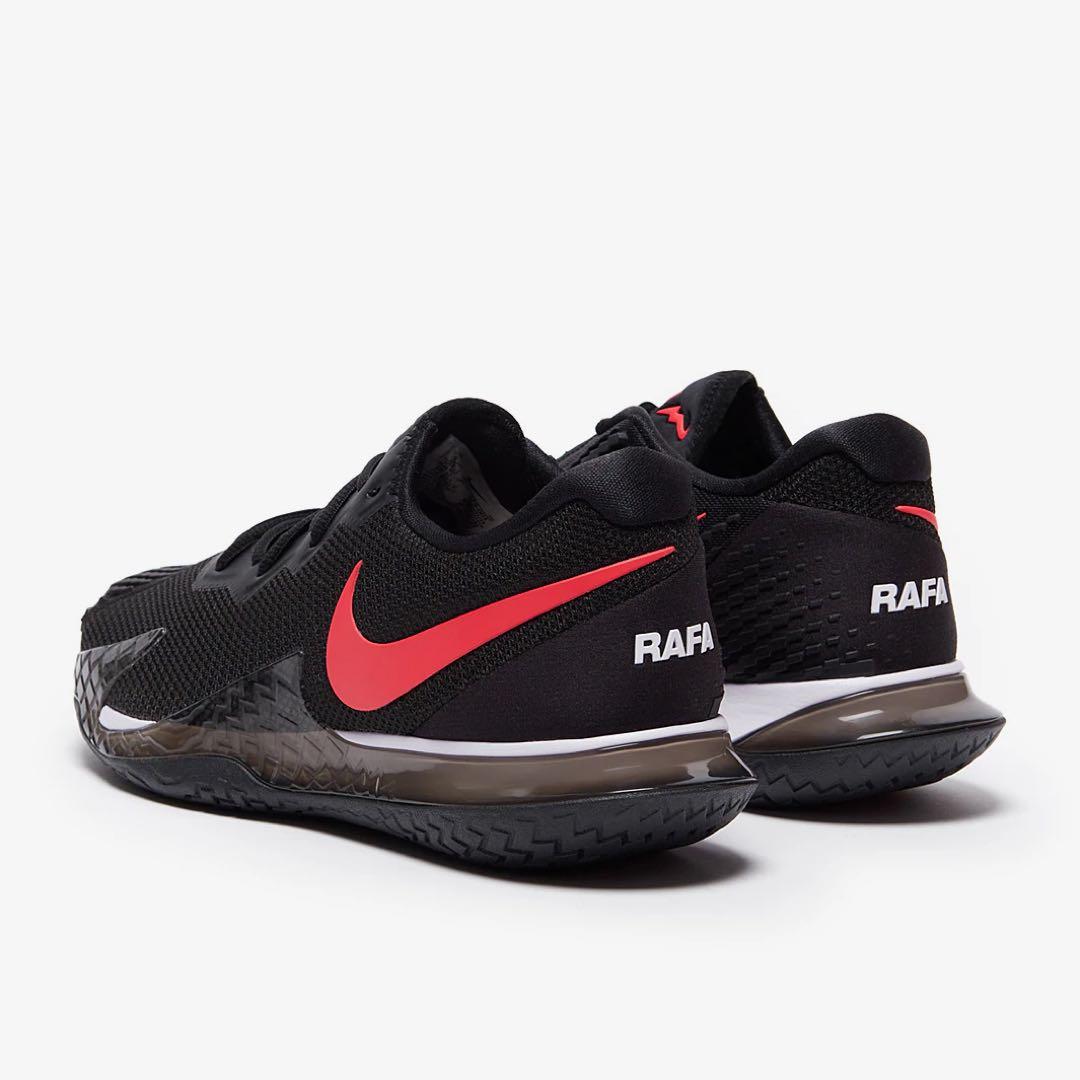 ナダル　テニスシューズ　NIKE