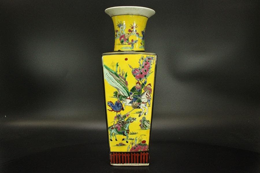 中国美術 色絵人物紋 四方瓶(P127)