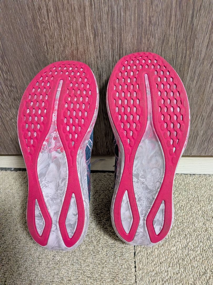 【値下しました】超美品！ASICS ヌーサトライ16 26.0 cm 青/ピンク