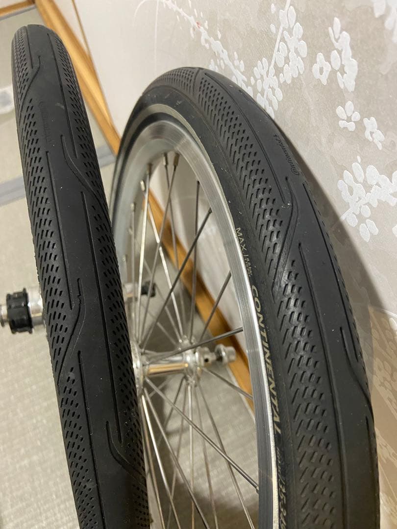 ブロンプトン　外装2〜3速用ホイールセット。変速部品とコンチネンタルタイヤ