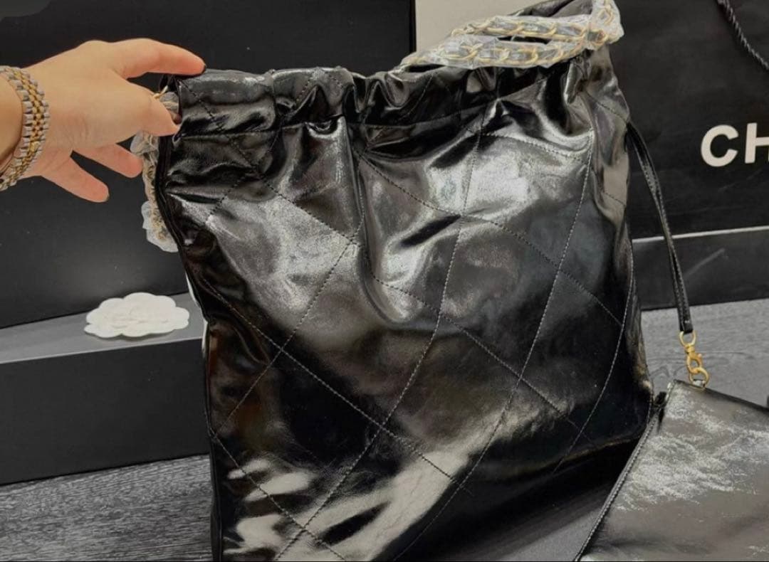 CHANEL ブラック キルティング ショルダーバッグ 35 x 37 x 7