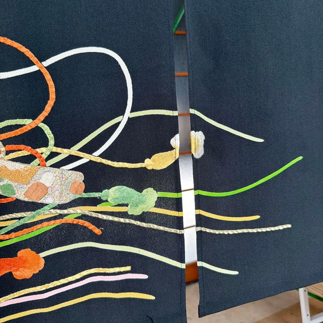 華やかな刺繍の黒いのれん、着物素材、ゴージャスな暖簾のれん！