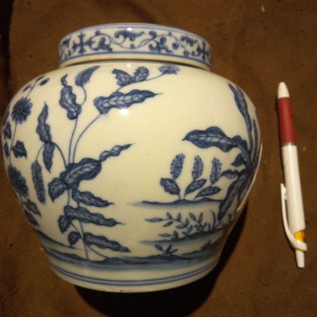 とし　中国陶磁器　明成化　青と白の花柄 陶器の蓋付き壺