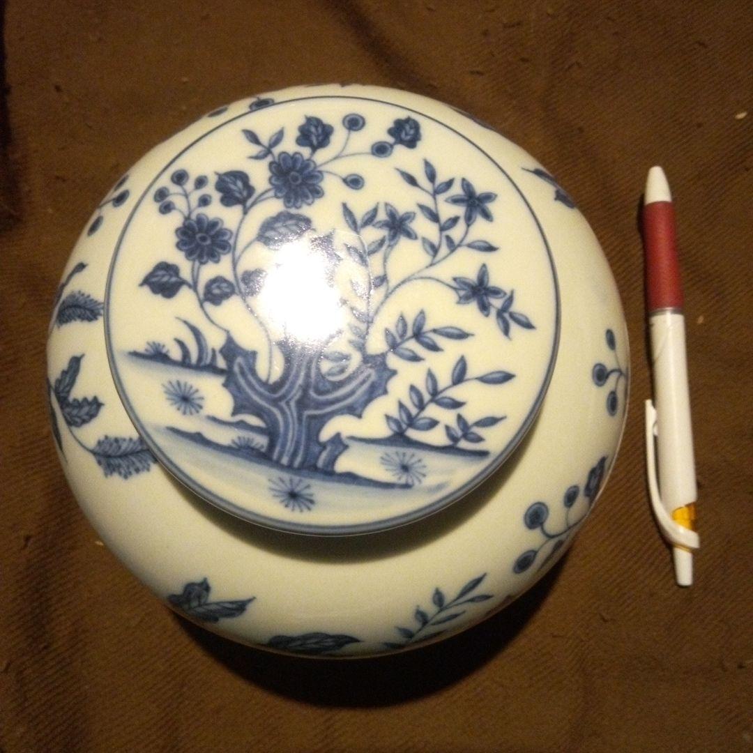 とし　中国陶磁器　明成化　青と白の花柄 陶器の蓋付き壺