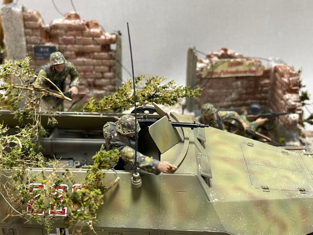 戦車ジオラマ　1/35 ドイツSdkfz251と親衛隊兵士