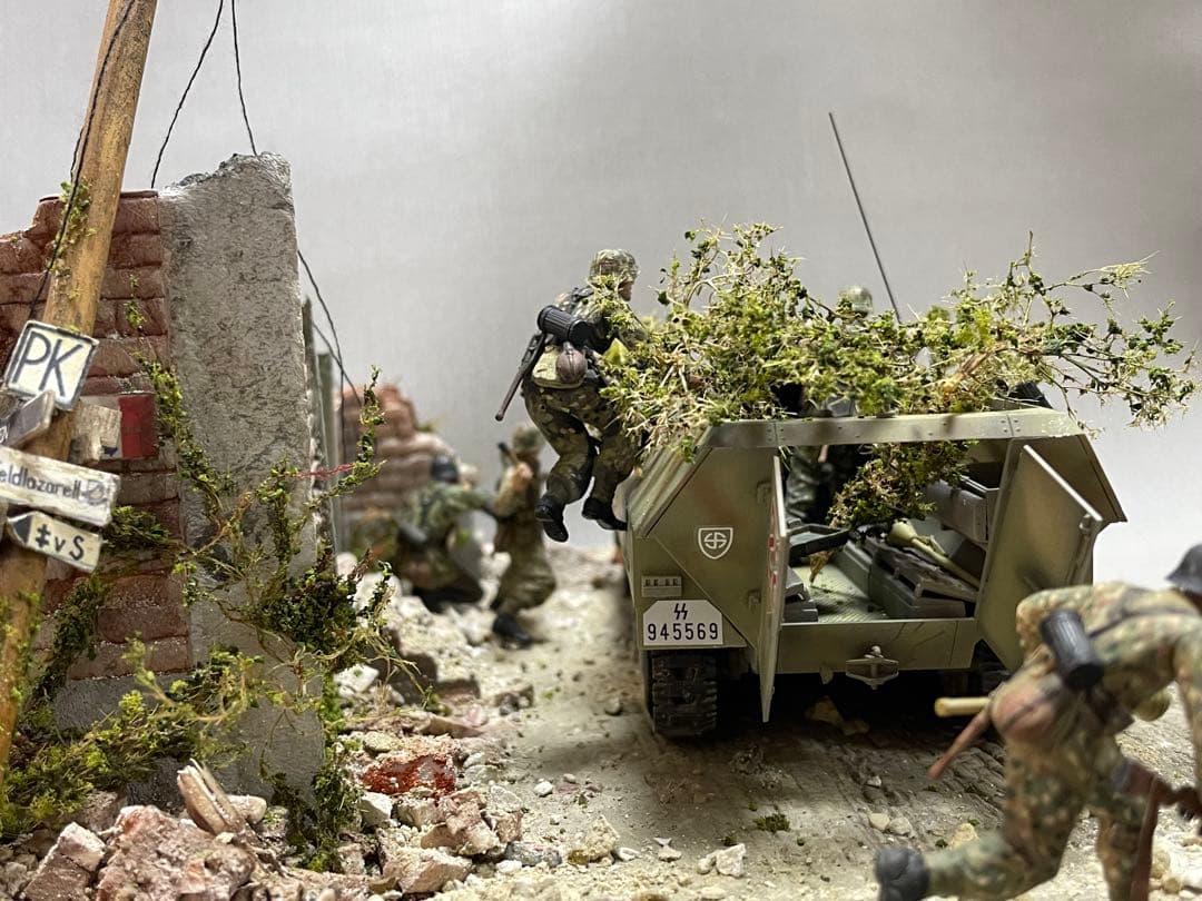 戦車ジオラマ　1/35 ドイツSdkfz251と親衛隊兵士