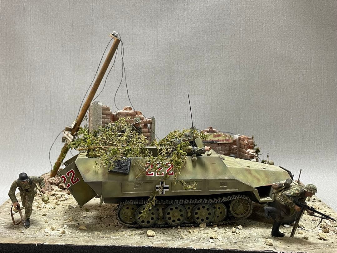 戦車ジオラマ　1/35 ドイツSdkfz251と親衛隊兵士