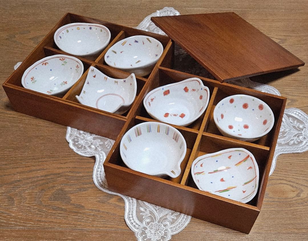 庫山窯 赤絵 絵変わり 小鉢揃 8個 木製重箱入り