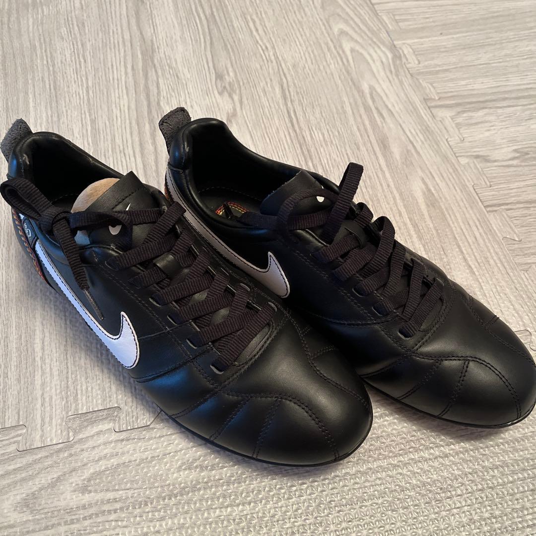 asics ホワイト/ブルー サッカーシューズ + Nike ブラック/ホワイト