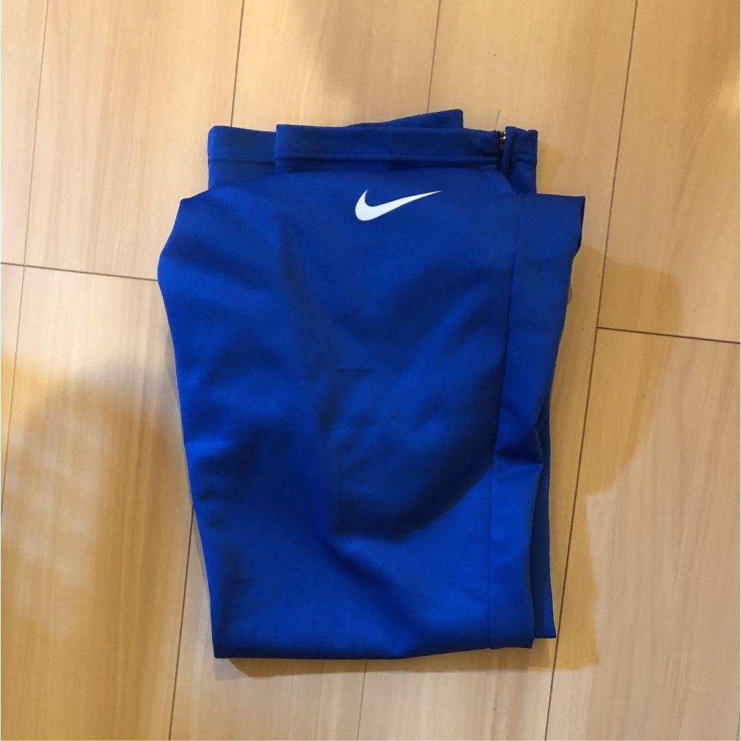 アディダス