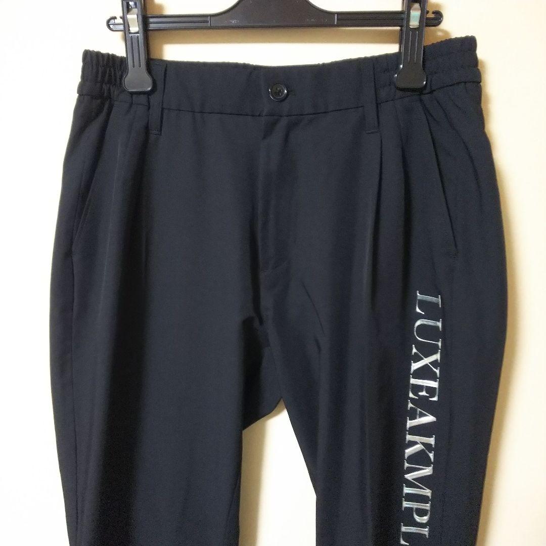 LUXEAKMPLUS　リュクスエイケイエムプラス　メタルロゴ　ゴルフパンツ