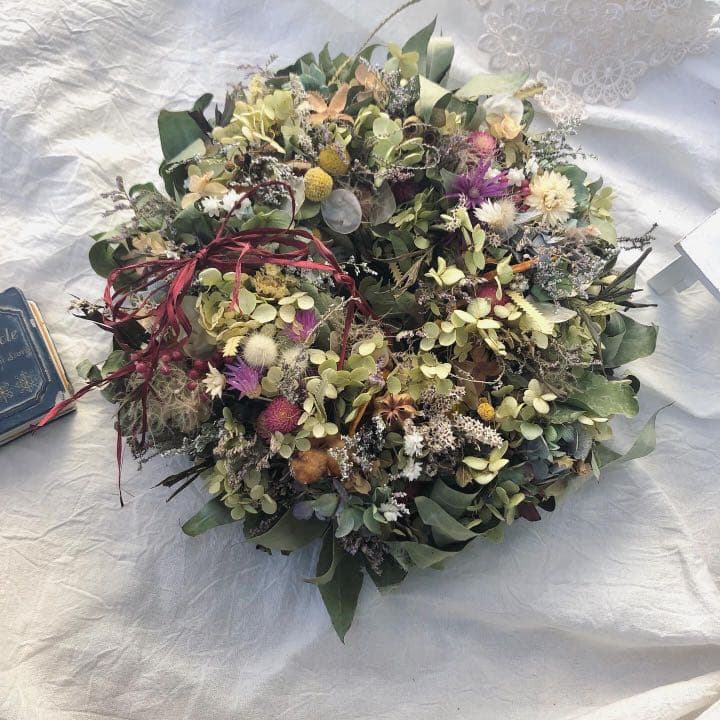 グリーンと花々のリース