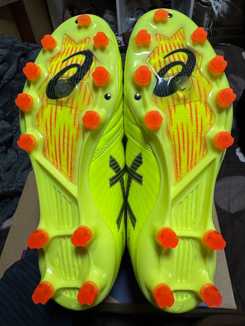ASICS 蛍光イエロー サッカーシューズ NEW 100%
