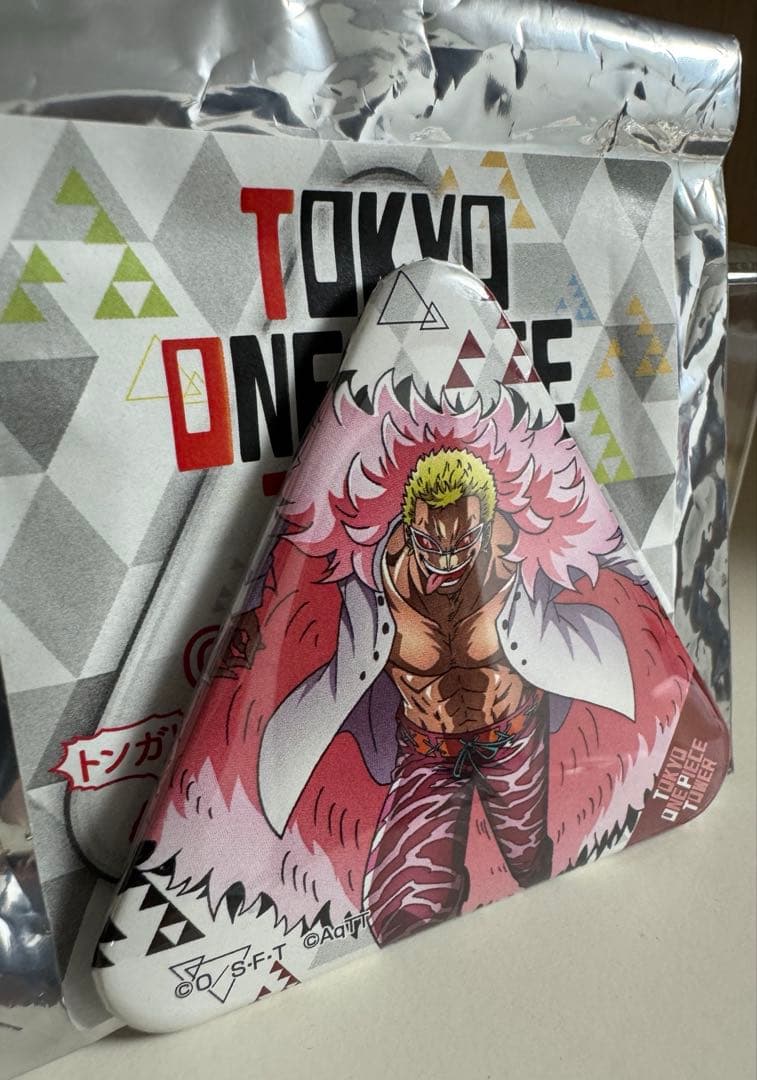 ONE PIECE ワンピースタワー　トンガリ缶バッジ　ドフラミンゴ