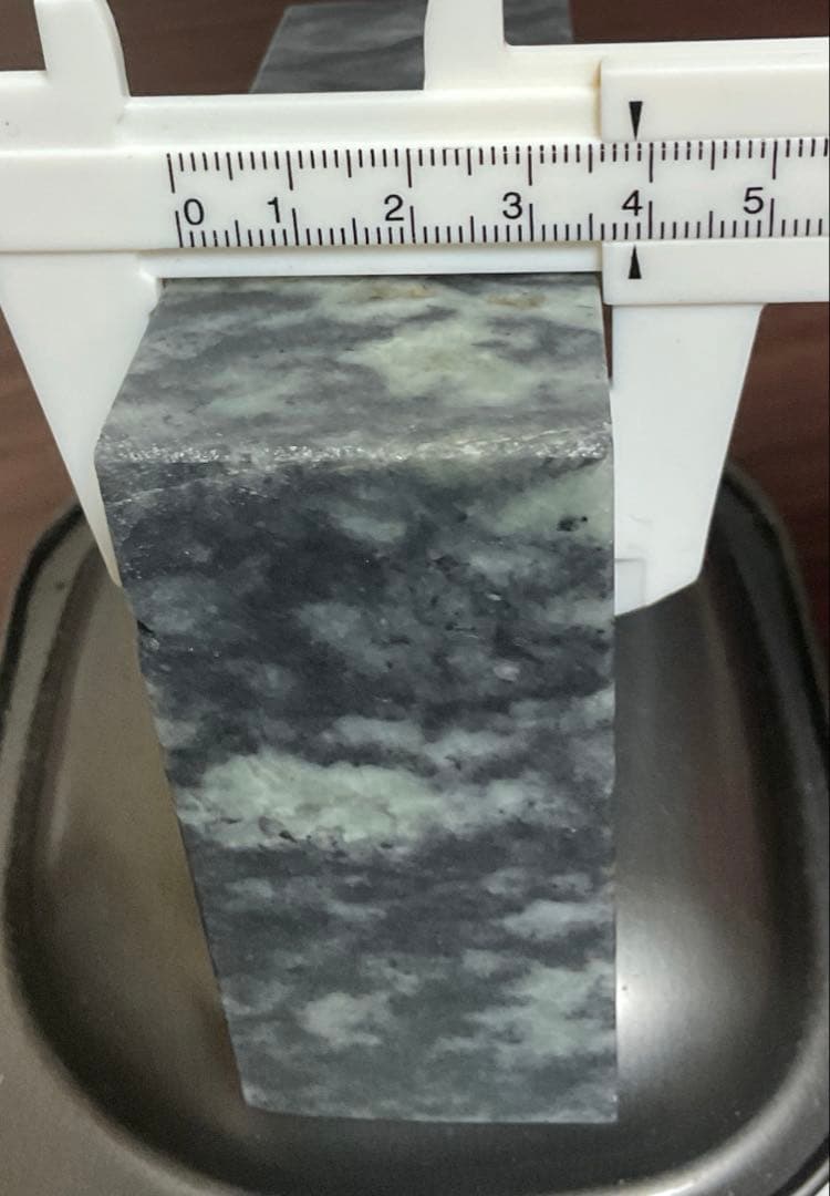 ［黒色　上質］　青海系の黒　糸魚川翡翠角材1297g ヒスイ　ひすい