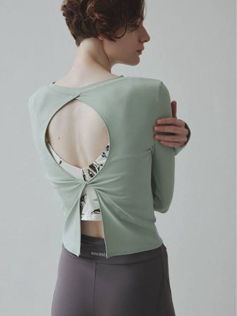 emmi yoga新品⭐️サステナレッチデザインプルオーバー水陸両用ラッシュガード
