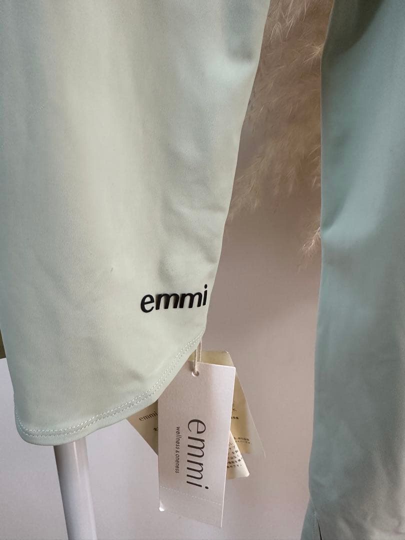 emmi yoga新品⭐️サステナレッチデザインプルオーバー水陸両用ラッシュガード