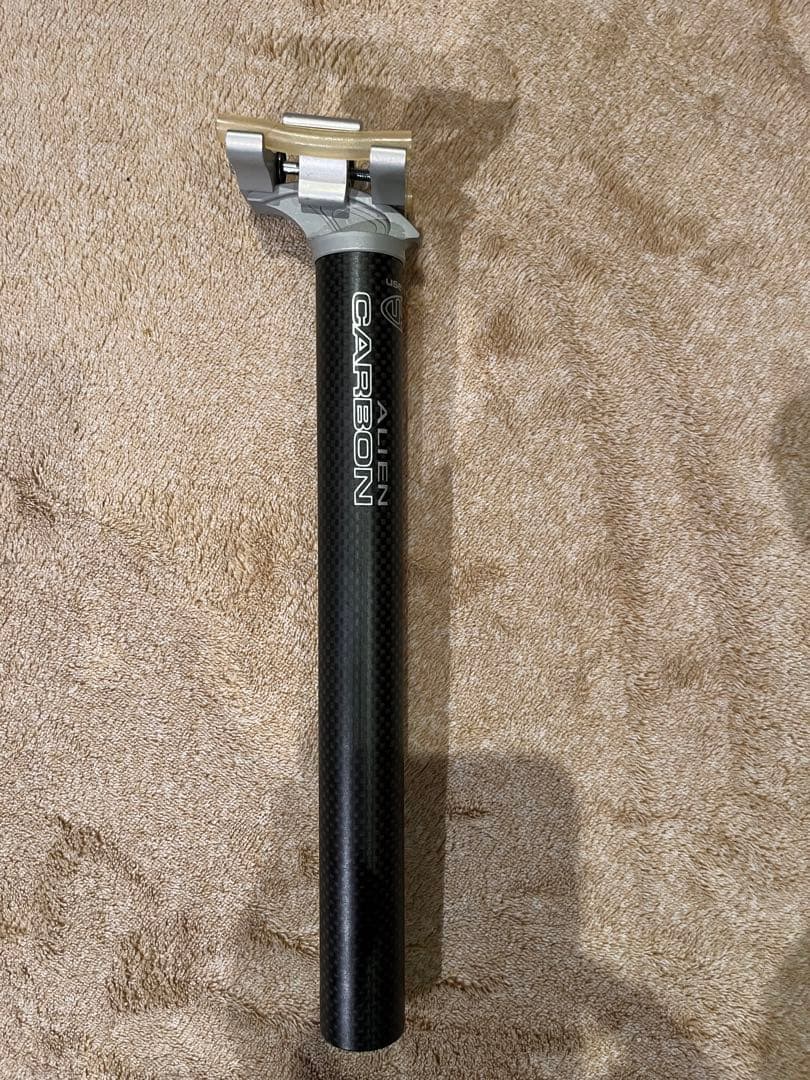 USE ALIEN CARBON ユーエスイー シートポストφ27.2
