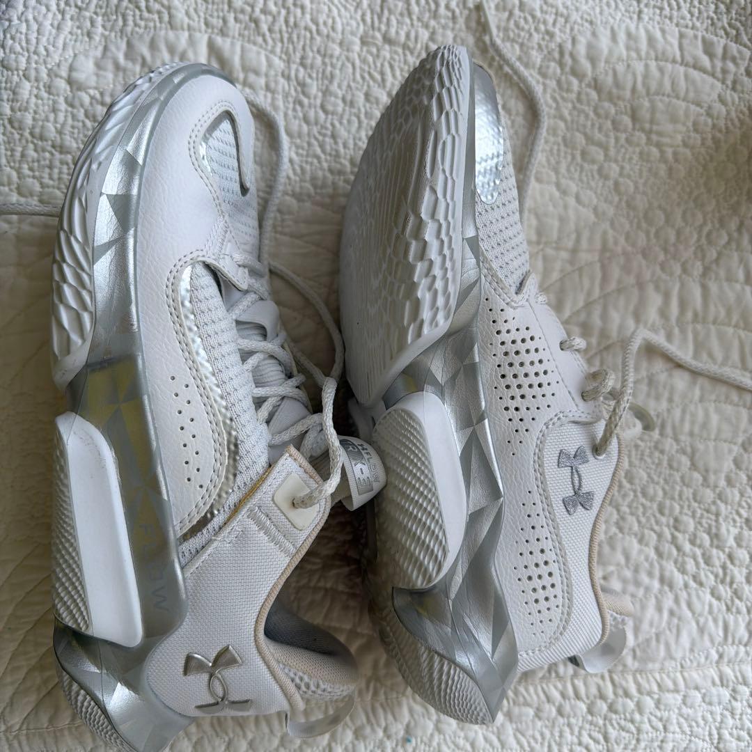 Under Armour バスケットボールシューズ ホワイト/シルバー