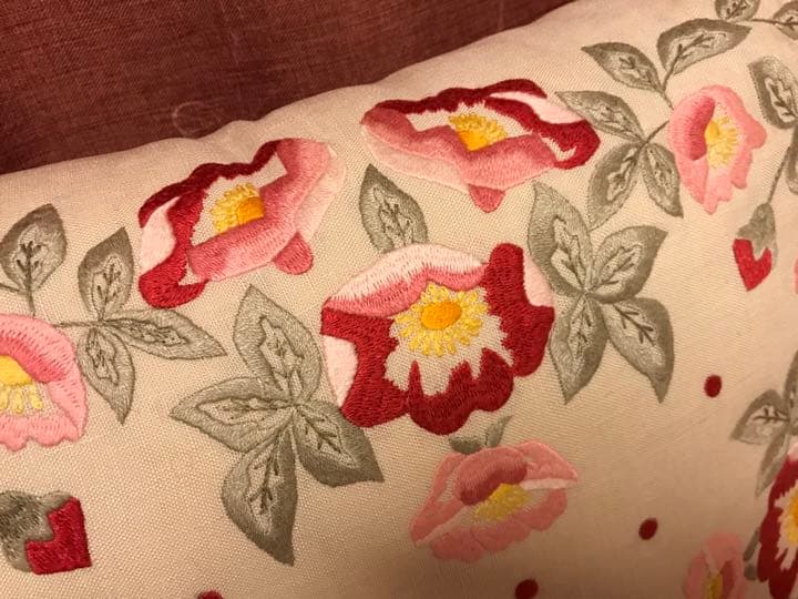 アンティーク 手刺繍 フランス刺繍のクッション ピンク
