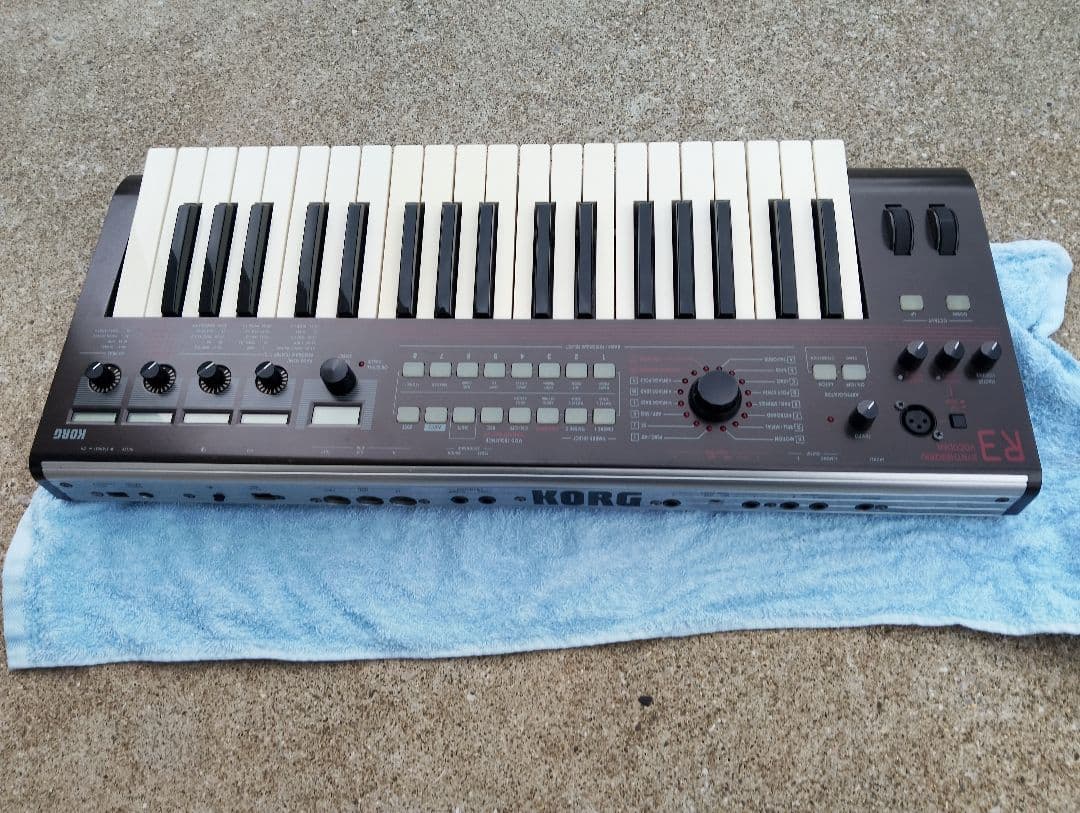 J*k様 コルグ　R3 シンセサイザー　中古
