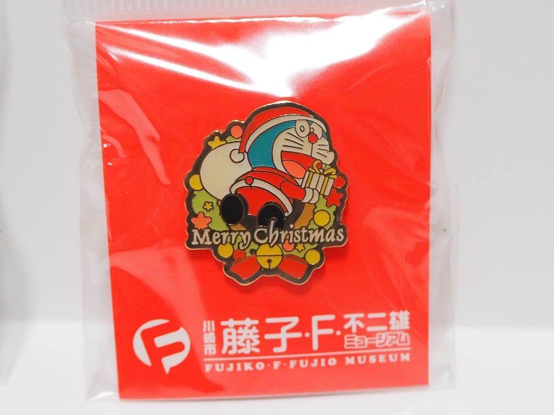 希少　藤子・F・不二雄ミュージアム　1周年　クリスマス　ピンバッジ　ドラえもん
