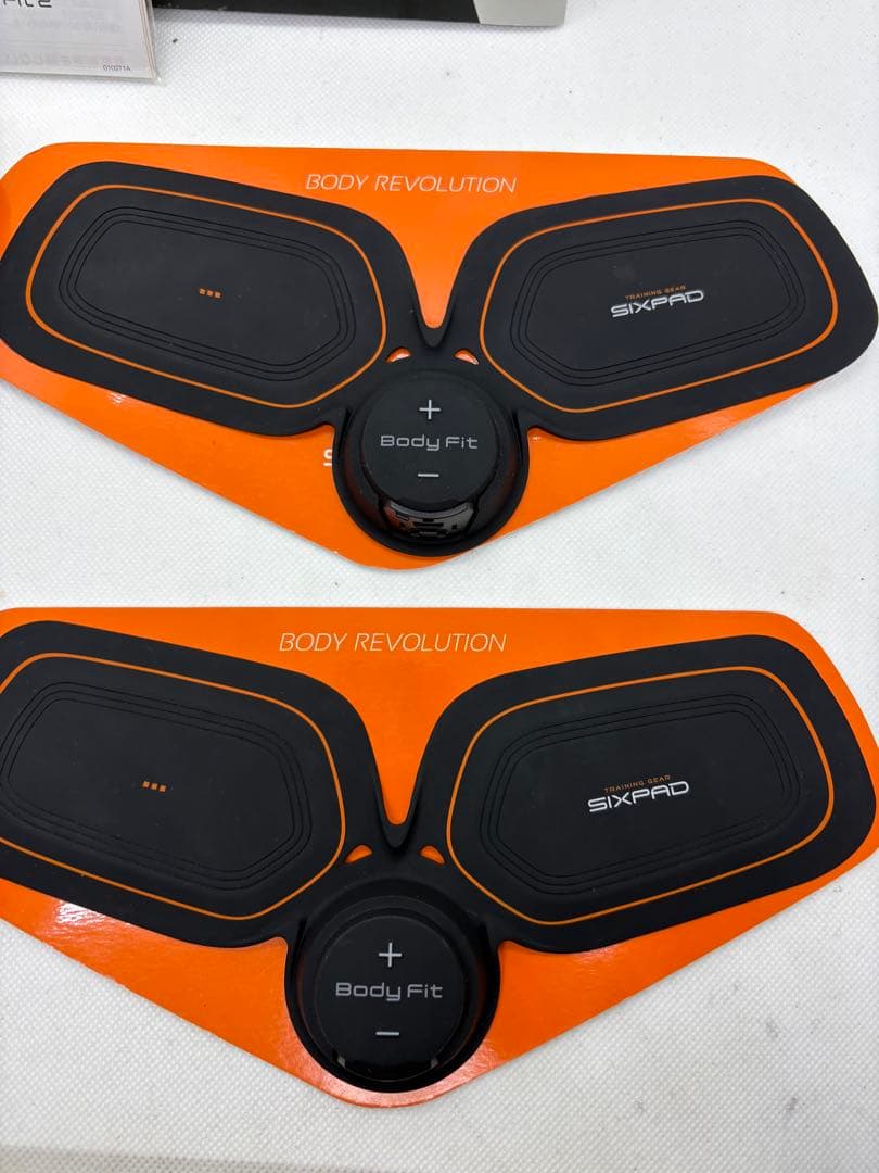 【週末セール】【美品】新品ジェル付　シックスパッド ボディフィット2 充電式