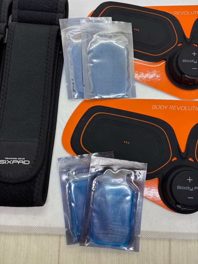 【週末セール】【美品】新品ジェル付　シックスパッド ボディフィット2 充電式