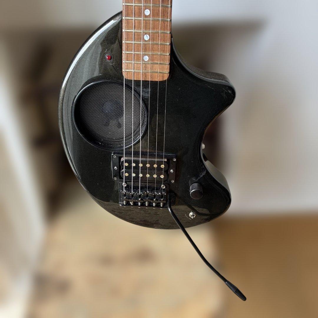 Fernandes zo-3芸達者ブラック エレキギター 内蔵スピーカー付き