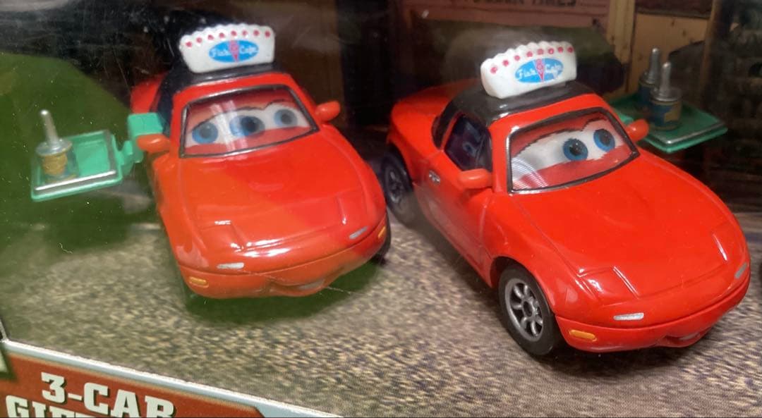 ディズニーカーズ マテル 新品 ウェイトレス・ミア&ティア トレイ持ちフロー