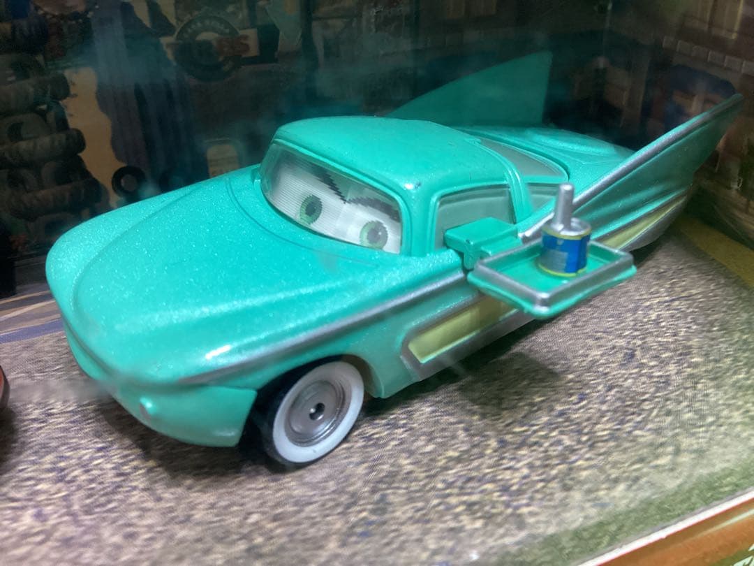 ディズニーカーズ マテル 新品 ウェイトレス・ミア&ティア トレイ持ちフロー