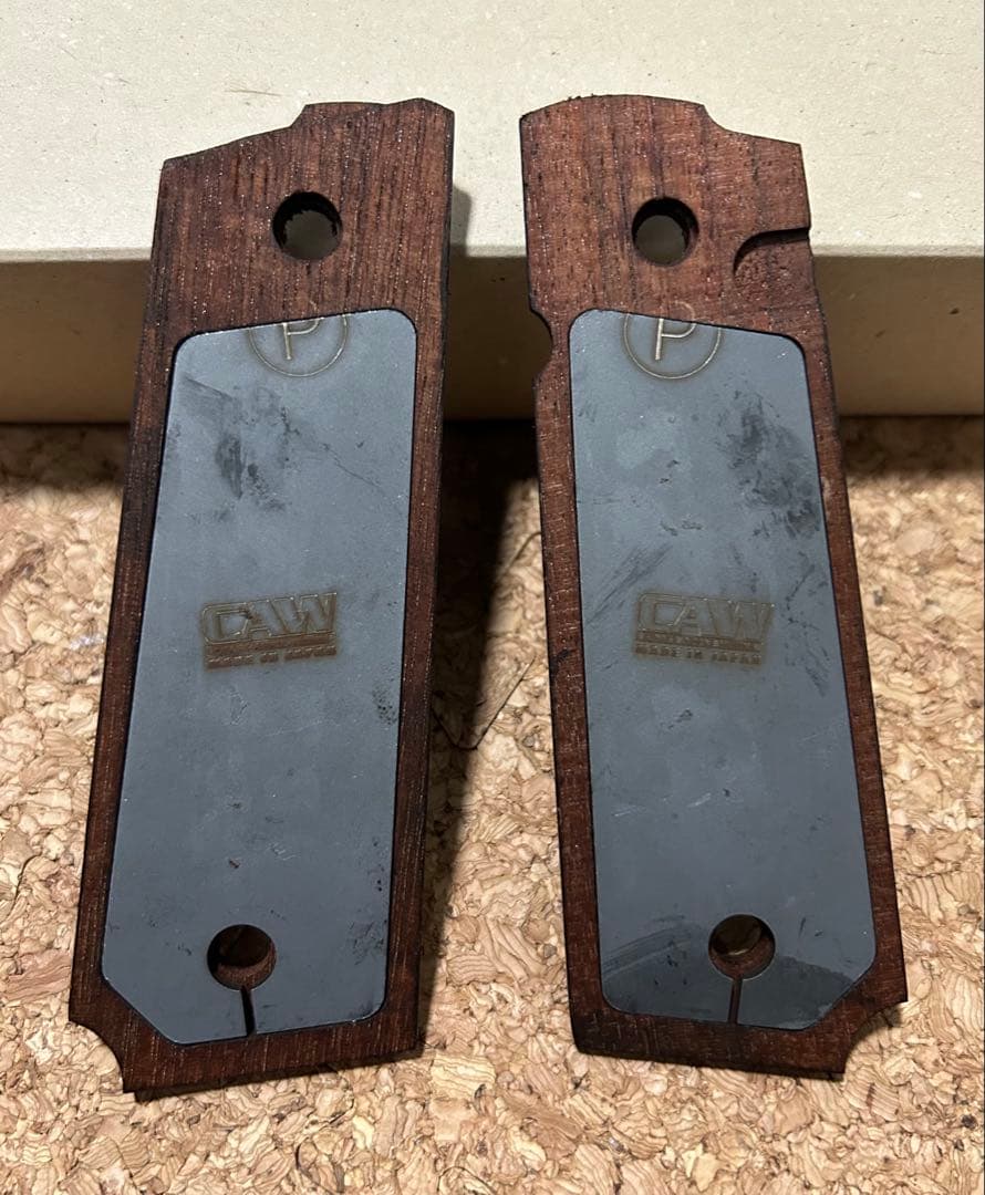 CAW木製 M1911ガバメントマルシン用 ダイヤチェッカーグリップウェイト付属