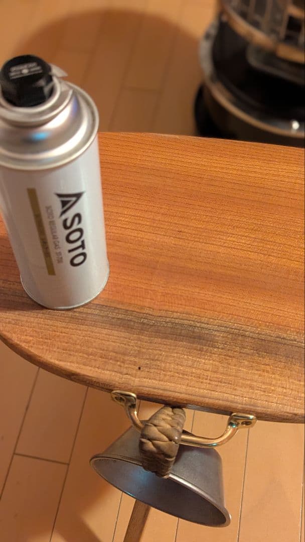 三脚木製テーブル