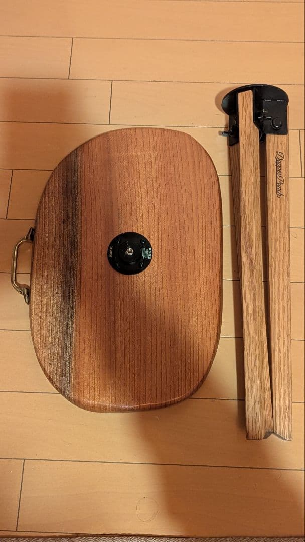 三脚木製テーブル