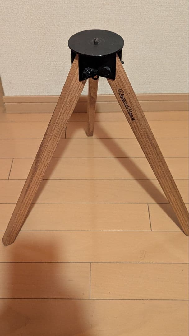 三脚木製テーブル