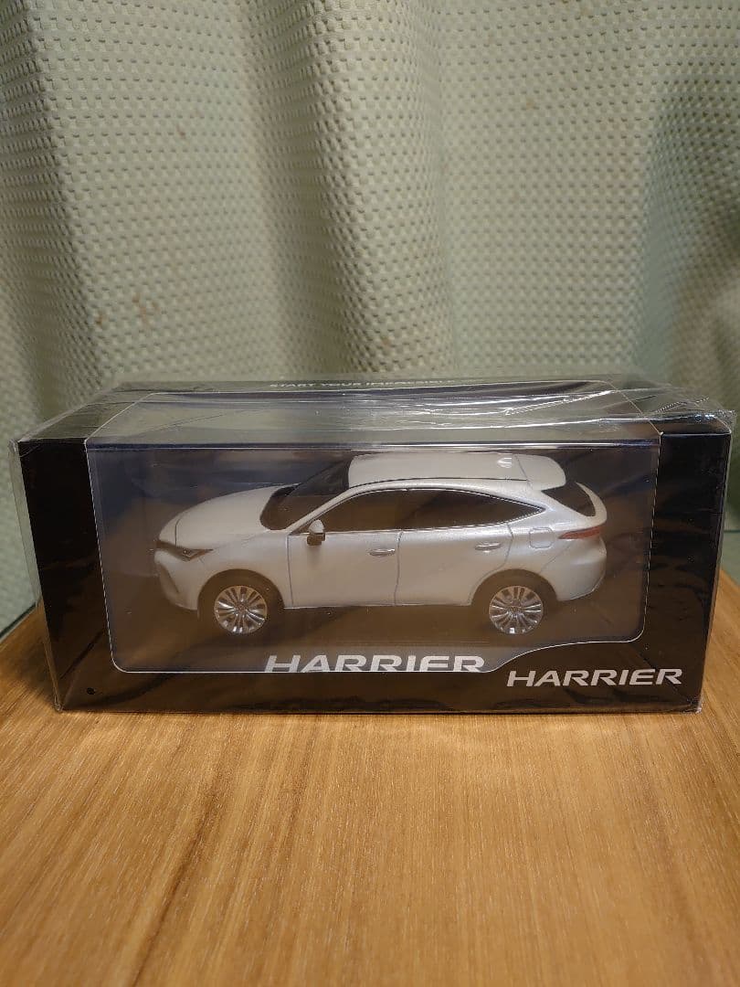 美品【新品】ハリアー　ホワイト　カラーサンプル　ミニカー