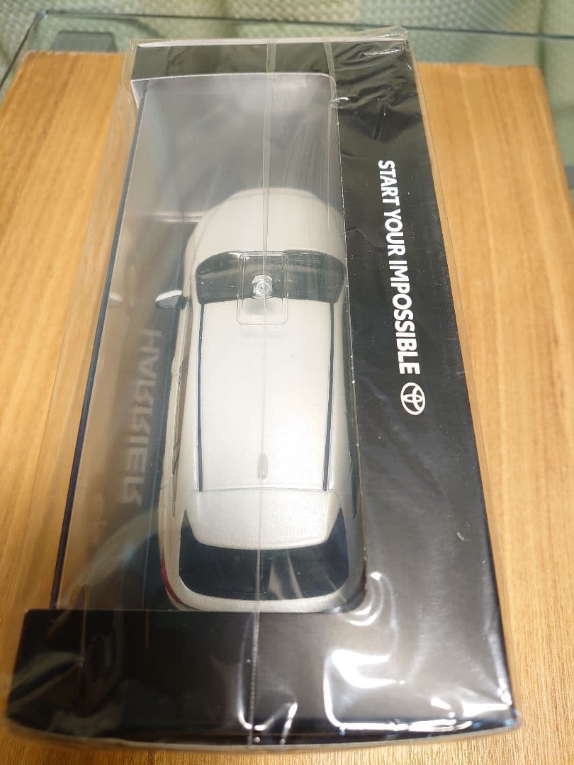 美品【新品】ハリアー　ホワイト　カラーサンプル　ミニカー